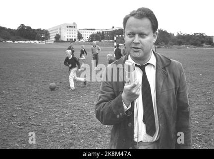 Oslo 19640704. Nouveau journaliste de football à NRK Bjørge Lillelien. Ici photographié sur un terrain de football à l'extérieur de Marienlyst avec football. Radiodiffuseur national norvégien en arrière-plan. Photo: Ivar Aaserud actuel / NTB Banque D'Images