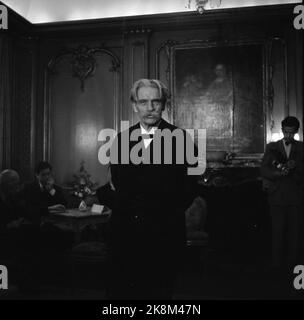 Oslo 19541102 Prix de la paix : Prix Nobel de la paix pour 1952 à Albert Schweitzer, médecin, missionnaire et fondateur de l'hôpital Lambarene au Gabon. (Le prix a été décerné en 1952, mais Schweitzer n'était pas présent au prix. Il s'est rendu en Norvège en novembre 1954. Ici Schweitzer à une conférence de presse sur 2 novembre 1954.) Photo: NTB / NTB Banque D'Images