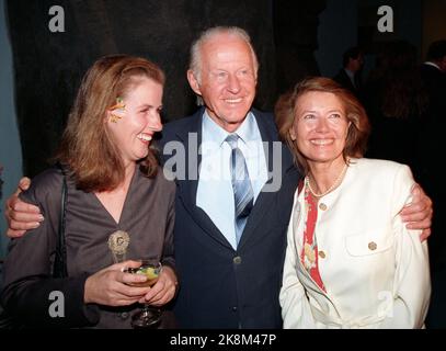 Oslo 19941004: Livre sur Thor Heyerdahl est présenté. Le livre de Snorre Evensberget 'Thor Heyerdahl - le découvreur' est présenté. Emplacement : Musée Kon Tiki à Oslo. La photo: Thor Heyerdahl, ethnographe, chef d'expédition, découvreur, auteur, Ici photographié avec une de ses filles, Marian (t.v.), et son épouse Jacqueline Beer Heyerdahl. Photo: Terje Bendiksby Banque D'Images