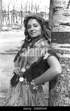 Oslo 19740427. L'artiste Inger Lise Rypdal fait ses débuts sur scène avec une collection de stubs de Prøysen qui est en cours de révision au Théâtre norvégien avec 'Do You Same Tonight' Inger Lise est né sur Skreia et a le dialecte et la voix. Ici photographié dans le centre d'Oslo. Skaut, boucles d'oreilles et bijoux. Photo: Ivar Aaserud courant / NTB Banque D'Images