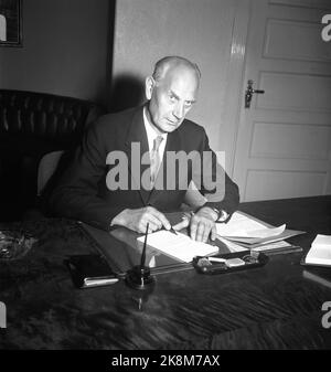 Oslo 19550607. Le 50th anniversaire de la résolution 1905 de l'Union. Le Premier ministre Einar Gerhardsen à l'occasion de cet anniversaire. Écrire. Photo: Børretzen / Storløkken / Pagano / actuel / NTB Banque D'Images