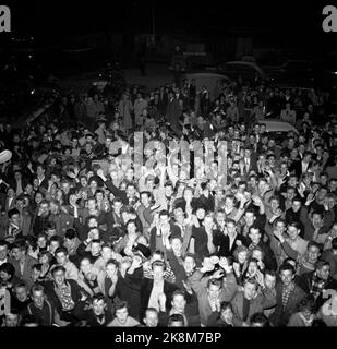 Oslo 19560920. Émeutes après la projection du film 'Rock Around the Clock' qui contenait la mélodie du même nom, dans le cinéma du centre. Des centaines de jeunes font du bruit dans le centre, des émeutes de rochers. Voici une grande foule de jeunes heureux et joués après le spectacle de film. Photo: Archives NTB / NTB Banque D'Images