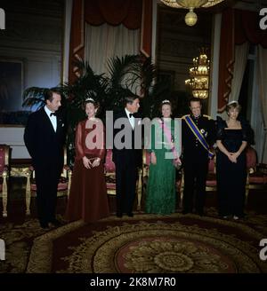 Bruxelles, Belgique 19810331 Roi Baudouin - Reine Fabiola avec la Reine Beatrix, le Prince Claus et le Prince Albert et la Princesse Paola. Bruxelles - les familles royales hollandaises et belges lors de la visite d'État de la Reine Beatrix et du Prince Claus (Centre) en Belgique en 1981. De droite à gauche la princesse Paola, le roi Boudewijn, la reine Beatrix, le prince Claus et la reine Fabiola Albert. Photo: NTB Banque D'Images