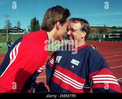 Oslo 19980413: Le sprinter Geir Moen (t.v.) et l'entraîneur Leif Olav Alnes 'Warm up' au soleil de printemps avant la réunion d'athlétisme de mercredi à Oslo. Le grand objectif de cette année est les championnats d'Europe en athlétisme en août. Photo: Lise Åserud, NTB plus / NTB Athlétisme / course à pied / conférences de presse 40942 Banque D'Images