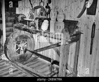 Lillehammer 19590608. Ouverture des « anciens ateliers » dans les « collections Sandvigske » à Maihaugen. Ici probablement atelier de fabrication de roues. Photo: NTB Banque D'Images