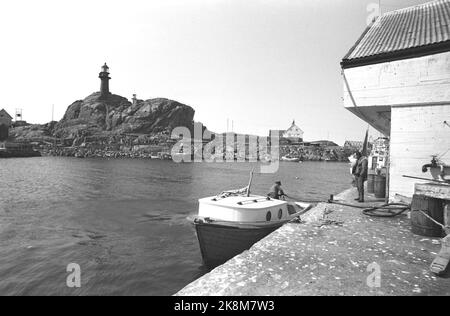 Ona 19720617. Le village de pêcheurs sur la côte de Romsdal est à une distance satisfaisante de tout ce qui a à voir avec les tracas et la ruée. Beaucoup ont quitté Ona ces dernières années. La troisième partie des maisons est vide. Pourtant, il y en a qui ne quittera jamais l'île. À propos de. Deux cents personnes vivent ici aujourd'hui. Le phare d'Ona est l'un des plus célèbres gars de la côte, qui décharge les gens de mer par une LED dangereuse. Photo: Sverre Børretzen courant / NTB Banque D'Images