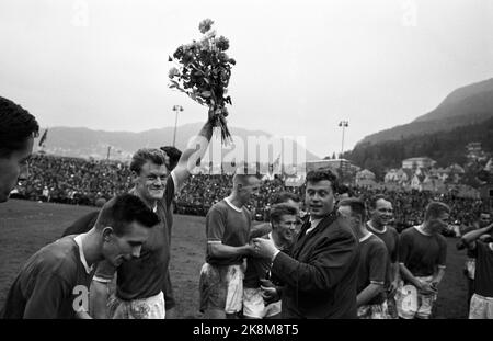 Bergen, 19631013 SK Fire - Vålerenga 3-1 SK Fire est devenu champion de la série en 1963. Ici du match où le championnat a été assuré. Bjørn Oddmar Andersen en a marqué deux et Leif Amundsen un. Capitaine de feu avec fleurs. Au milieu du photographe Jan Greve. Photo: Sverre A. Børretzen / actuel / NTB Banque D'Images