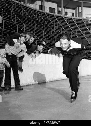 Oslo 195311. Skøyteløper Hjalmar Andersen 'Hjallis' har bestemt seg for å bli med i kampen om laurbærkransen igjen. NOE som gleder sikkert alle skøyteentusiaster. Pour Tiden er 'Hjallis' på besøk i Oslo. Han står i sportsforretning og selger skøyter i butikken til Marius og Stein Eriksen som han også bor hos. Stein Eriksen er dratt til Trondheim og har overtatt plassen bak disken for 'Hjallis'. Turen til hovedstaden er ingen ferie pour trønderen, det er dur trening. Son ser vi Hjalmar Andersen Trener på Jordal Amfi mens ungeflokken roper 'Heia Hjallis'. Foto: Sverre A. Børretzen / Aktuell / N Banque D'Images