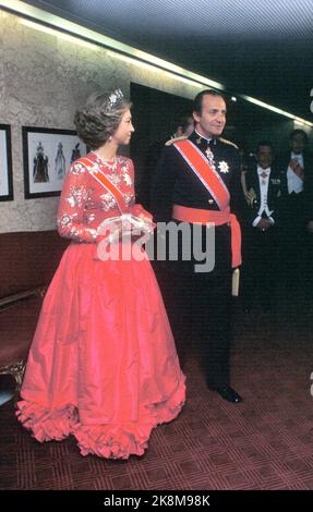 Oslo 198204 14-16 le couple royal espagnol le roi Juan Carlos et la reine Sofia lors d'une visite officielle en Norvège. Ici depuis le banquet du couple royal espagnol au Grand Hotel. La reine Sofia dans la robe de gala rouge. Photo: Henrik Laurvik / NTB Banque D'Images