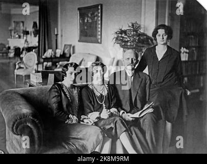 Stockholm. La princesse suédoise Ingeborg et le prince Carl avec deux de leurs filles, Märtha (plus tard princesse de la Couronne de Norvège) (t.v.) et Astrid (plus tard reine de Belgique). Non daté, environ 1927. PHOTO: A.B. TEXTE ET IMAGES / NTB Banque D'Images