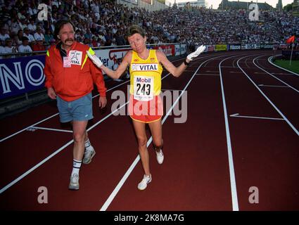 Oslo juillet 1991. Ingrid Kristiansen pleure pendant les Jeux de Bislett. À son entraîneur, Johan Kaggestad. Photo; Lasse Evensen / NTB Banque D'Images