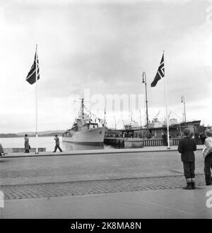 Oslo 195507. Le 10th anniversaire de la libération de la Norvège. Un navire de guerre décoré de drapeaux était à la fête anniversaire du port d'Oslo. Photo: Archives NTB / NTB Banque D'Images