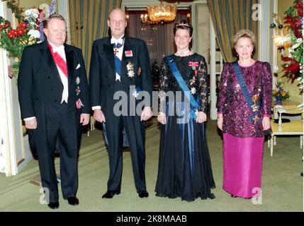 Oslo 199410 : visite d'État de la Finlande en Norvège. Le Président Martti Ahtisaari et Mme Eeva ont effectué une visite officielle en Norvège. La visite d'État a été en partie ajoutée à Oslo et en partie à Tromsø. La photo: Le Président finlandais Martti Ahtisaari et Mme Eeva Ahtisaari ont invité mercredi soir à un dîner de gala au Grand Hotel d'Oslo. De gauche à droite : le président Martti Ahtisaari, le roi Harald, la princesse Märtha Louise et Mme Eeva Ahtisaari. (Queen Sonja absent. Sa mère est décédée quelques jours plus tôt.) Photo : Erik Johansen Banque D'Images