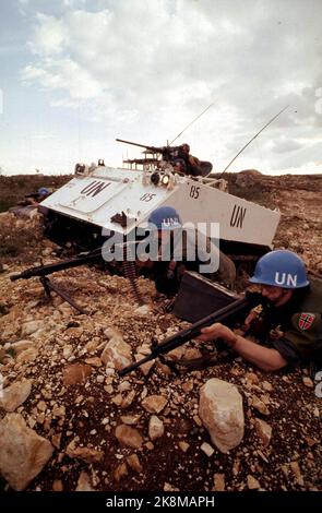 Liban 1988. Les soldats norvégiens de l'ONU au Liban sont sous garde avec des armes à feu, directement par un véhicule renforcé. Drapeau sur l'uniforme. Force de la FINUL. Numériser la photo : ODD Steinar Tøllefsen / NTB Banque D'Images