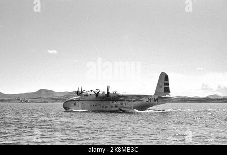 La côte norvégienne Mai 1947: La compagnie d'aviation norvégienne 'Flying Hurtigrute' a eu son premier voyage d'essai Oslo-Tromsø-Oslo 1 et 2 mai avec l'hydravion Kvitbjørn. Le personnel actuel s'est joint à la visite. Ici l'hydravion 'Kvitbjørn' dans la mer, lieu non indiqué. Photo : Th. Scotaam / courant / NTB Banque D'Images