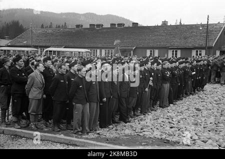 Grini 19450511 : les Journées de la paix du 1945 mai. Du camp de la prison de Grini / camp de concentration. Dernier appel, les prisonniers se sont alignés sur la place d'appel. Bus pour les emmener à la maison, en arrière-plan. Photo: NTB / NTB Banque D'Images