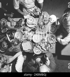 Noël Oslo 1958. Les membres Prominated de 'Press's Lutlag' ont composé une table de Noël très inhabituelle. Chaque homme a même fait le droit qu'il préférerait. La table de Noël a été agencée à la Ligjordet de la famille Leif Borthen. La nourriture est faite et tout le monde se détend après un bon repas. Photo: Aage Storløkken Current / NTB Banque D'Images