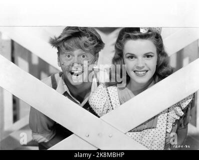 MICKEY ROONEY et JUDY GARLAND à BABES SUR BROADWAY 1941 réalisateur BUSBY BERKELEY producteur Arthur libéré Metro Goldwyn Mayer Banque D'Images