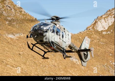 Un hélicoptère militaire Eurocopter EC635 (Airbus Helicopters H135M) de l'Armée de l'Air suisse dans les Alpes suisses. Banque D'Images