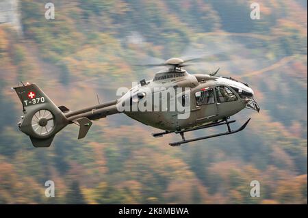 Un hélicoptère militaire Eurocopter EC635 (Airbus Helicopters H135M) de l'Armée de l'Air suisse dans les Alpes suisses. Banque D'Images