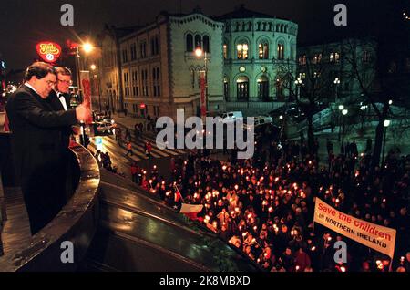 Oslo 19981210 Prix de la paix. Prix Nobel de la paix 1998 aux deux politiciens irlandais John Hume et David Trimble. Environ 400 participants ont rendu hommage aux lauréats du Prix de la paix de cette année, John Hume (appareil photo le plus proche) et David Trimble, avec un train de torchlight passant devant le Grand Hotel. Voici les deux sur le balcon. Photo: NTBPpluss / piscine / NTB / Rune Petter Ness Banque D'Images