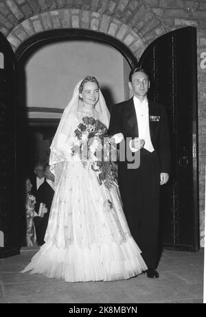 Oslo 19530411. Gunnar Sønsteby. L'ancien combattant et son adversaire Gunnar 'Kjakan' Sønsteby épouse Karin Jarlsby dans la chapelle du château d'Akershus. Bouquet de mariée. PHOTO: VALLDAL NTB / NTB Banque D'Images