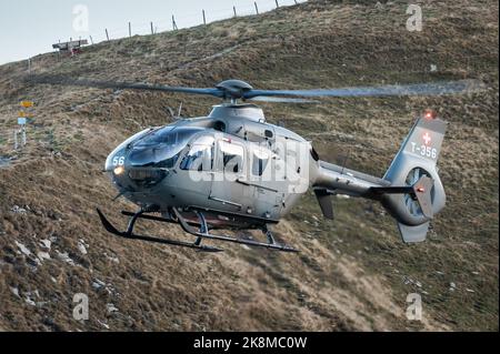 Un hélicoptère militaire Eurocopter EC635 (Airbus Helicopters H135M) de l'Armée de l'Air suisse dans les Alpes suisses. Banque D'Images