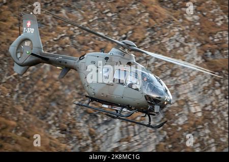 Un hélicoptère militaire Eurocopter EC635 (Airbus Helicopters H135M) de l'Armée de l'Air suisse dans les Alpes suisses. Banque D'Images