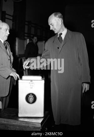 Oslo 19531012 les élections parlementaires de 1953 ont été les premières élections après l'abrogation de la section paysanne. Le Parti travailliste obtient la majorité. L'ancien premier ministre est ici, alors que le représentant parlementaire Einar Gerhardsen. Photo: NTB / NTB Banque D'Images