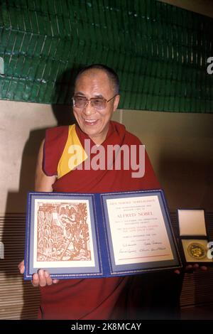 Oslo 19891210: Le Prix de la paix: Prix Nobel de la paix 1989 au leader spirituel du Tibet en exil le Dalaï Lama. La cérémonie a eu lieu dans l'auditorium de l'Université. Photo: Knut falch / NTB Banque D'Images