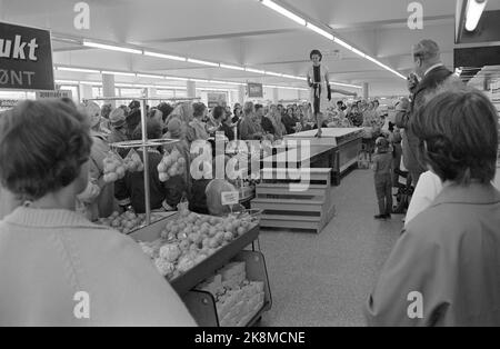 Oslo 19640912 « la bataille de la femme au foyer » la guerre des prix n'est pas effrayante ! Cela ne signifie qu'une vive concurrence pour les couronnes que les consommateurs ont à leur disposition. Dans de nombreuses industries, c'est une guerre des prix. Finalement, elle a atteint l'industrie alimentaire, où il est si intensément qu'Oslo fait l'expérience de la lutte pour la femme au foyer. IRMA organise un spectacle star-manquin à partir de br. Ollendorff. Les modèles utilisent le comptoir du congélateur comme passerelle. Les conférences sont l'acteur Willy Hoel. Photo; Aage Storløkken / Ivar Aaserud / actuel / NTB Banque D'Images