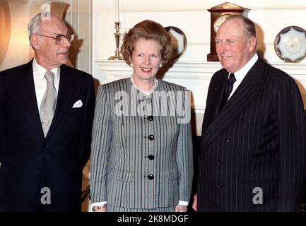 Londres, Angleterre 19880414. Le roi Olav lors d'une visite officielle en Angleterre. Voici le roi Olav (t.H.) à déjeuner dans la rue Downing 10 avec le premier ministre Margaret Thatcher et son mari Denis Thatcher (t.v.). Photo de la NTB : Paul Owesen / NTB Banque D'Images