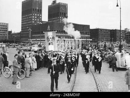 Oslo 1954. Le chemin de fer célèbre 100 ans en 1954. Le NSB a son anniversaire de 100th. Le point culminant du Jubilé de chemin de fer - du moins pour le grand public, était le départ de Framnes -Express de la gare de Pipervigens. Plusieurs milliers de personnes se sont rassemblées sur la place de l'hôtel de ville lorsque le petit train étrange avec le roi et le prince héritier et un certain nombre d'autres invités à bord, a défilé à l'exposition de Framnes. Voici le groupe de chemin de fer qui joue devant l'hôtel de ville pendant la célébration de l'anniversaire. Photo archive NTB / ntb Banque D'Images