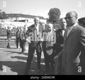 Nord de Chælland, Danemark 19640627. Le dirigeant soviétique Nikita Khrouchtchev lors d'une visite officielle au Danemark. Le président Khrouchtchev et sa famille visitent le couple royal danois au château d'été de Fredensborg. Depuis : le roi Frederik du Danemark et le président Khrouchtchev. Photo: Actuel / NTB Banque D'Images