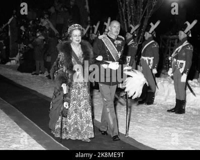 Asker 19610112. Mariage de la princesse Astrid. Les invités quittent l'église. Le prince Viggo, comte de Rosenborg, avec sa femme née aux États-Unis, Eleanor Green (princesse Viggo). Photo: NTB / NTB Banque D'Images