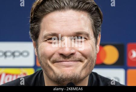 Dortmund, Allemagne. 24th octobre 2022. Football : Ligue des champions, Borussia Dortmund - Manchester City Group Stage, Groupe G, Matchday 5. L'entraîneur de Borussia Dortmund, Edin Terzic, sourit à une conférence de presse. Credit: Bernd Thissen/dpa/Alay Live News Banque D'Images