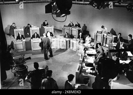 Oslo 1961 - la campagne électorale à la télévision a été un tout nouveau phénomène en 1961. La campagne électorale de cette année a été ouverte dans le grand studio de télévision de Marienlyst avec le premier des neuf programmes avant l'élection. Voici une présentation de Studio. Photo: Ivar Aaserud / courant / courant NTB courant 35/03/1961: 'Plus à la sélection TV' Banque D'Images