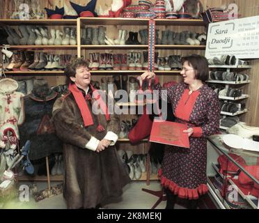 Karasjok 19950221. Le Premier ministre Gro Harlem Brundtland lors de sa visite à Karasjok, où elle a également visité le Parlement sami. Ici, Brundtland visite Sara Doudji. Elle vend des vêtements et des chaussures sâmes. Brundtland en costume sami. Photo: Gorm Kallestad NTB / NTB Banque D'Images