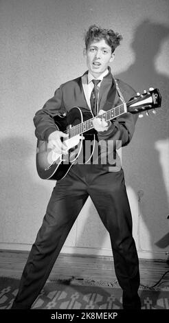 Oslo 195808 la roche fait rage en Norvège, et par Elvis Granberg / par Granberg rocks les adolescents dans le puits. Ici par Elvis en action avec Hitar. Photo: Storløkken / actuel / NTB Banque D'Images