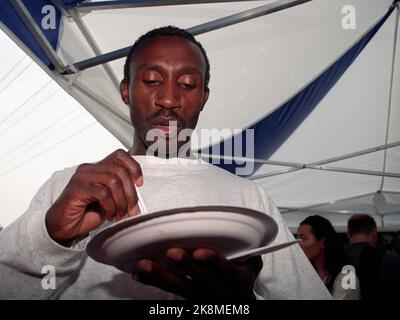 4 juillet 1997 d'Oslo. Linford Christie mange des fraises à Arne Haukvik. Photo; ton Georgsen / NTB Banque D'Images