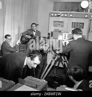 Oslo 19540112 Norsk National Broadcasting lance des expéditions test pour la télévision. Voici la première émission test de la télévision. Intérieur depuis le studio. Jens Gundersen, directeur du théâtre de radiodiffusion, joue de la guitare lors de la première émission test. Des employés de Pye Ltd., Angleterre. Photo: NTB / NTB Banque D'Images