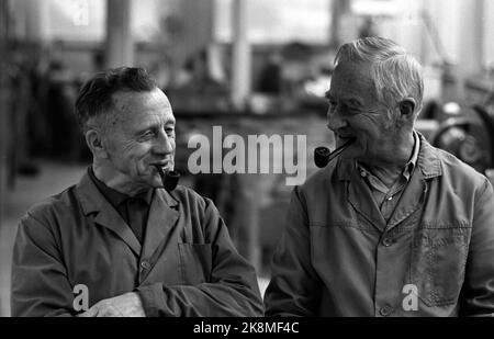 Lillehammer 1972. L'usine de tuyaux de G. Larsen à Lillehammer peut être reprise par les employés car l'usine n'est pas assez rentable pour les propriétaires. C'est le coupe-bois Gudbrand Larsen qui a commencé à fabriquer des mousses supplémentaires à Lillehammer en 1844. Les tuyaux de Lillehammer sont fortement taxés et le nom de Lillehammer a le même son pour les tuyaux que Dunhill et Barring. Ici deux des employés chaque tuyau. Photo ; actuelle / NTB Banque D'Images