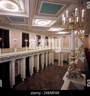 Oslo 1965: Intérieur de la grande salle de banquet dans le Château Royal. Le hall fait 360 mètres carrés et passe par les deuxième et troisième étages. 24 colonnes en stuc blanc et 24 colonnes en bois le long des murs longs. Parquet. Plafonniers. Photo: Erik Thorberg NTB / NTB Banque D'Images
