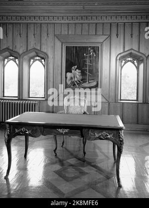 Oslo 19510713 Château d'Oscardfer. Intérieur de la chambre du Prince. Peindre avec les chiens en arrière-plan. Photo: Strand / NTB / NTB Banque D'Images