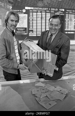 Oslo 19790917 élections municipales 1979. Le maire Albert Nordengen (Th. Aider un employé électoral à vider l'une des premières élections pour arriver à l'hôtel de ville. Photo: Erik Thorberg / NTB / NTB Banque D'Images