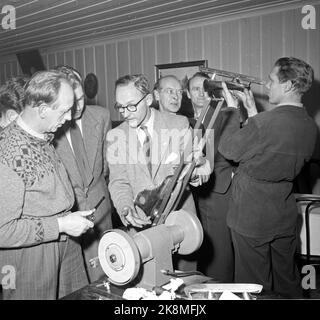 Oslo 19541129. Meulage par patinage - démonstration de nouvelles meuleuses, 29 novembre 1954. Photo: NTB Banque D'Images