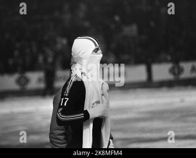 9 février 1975 d'Oslo. Championnats du monde au stade Bislett. Sten Stensen gagne 5000 mètres, il prend ici un pull après la course. Photo: NTB / NTB Banque D'Images