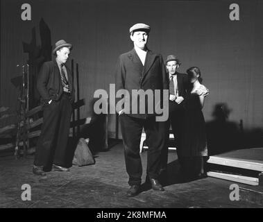 Oslo 19520126. Pièce de théâtre 'Trost in the Roof LAMP' par Alf Prøysen au Det Norske Theatre. La pièce de forme humoristique donne une image dure des conditions sociales dans un bâtiment à grande échelle dans les années d'entre-deux-guerres. Ici Jack Fjeldstad (au milieu) dans la pièce de théâtre 'Trost dans le plafonnier'. Photo: Actuel / NTB Banque D'Images