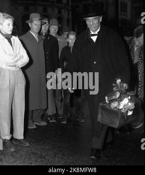 Oslo, novembre 1954. 'Albert Schweitzer, som kom à Oslo 2. nov. Pour škvittere pour fredspreved med den obligatoriiske Nobel-talen, må ha følt varmen strømme mot seg helt fet øyeblikk han satte foten på perrongen på Østbanen. Utenfor stasjonen var det nesten comme folksomt som når en idrettsstjerne kommer hjem. Folk trengte seg på for šfå et glimt av denne store humanisten fafrikas urskog, mannen som ga avkall på den strålende karrière han rike intellektuelle og kunstneriske utrustning hadde sikret Ham, for slåss sykner sket skog skog skog skog slås slås burning. . Banque D'Images