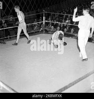 Oslo 19570323, le knock-out de la boxe ! Le sport est dangereux pour la santé. Débat norvégien sur la boxe. Le championnat de boxe norvégien a eu lieu dans le cinéma du centre. Sur les 18 matchs, 7 ont été réglés par knock out - knock out technique et knock out dans leur forme la plus pure. Photo: Aage Storløkken / actuel / NTB Banque D'Images